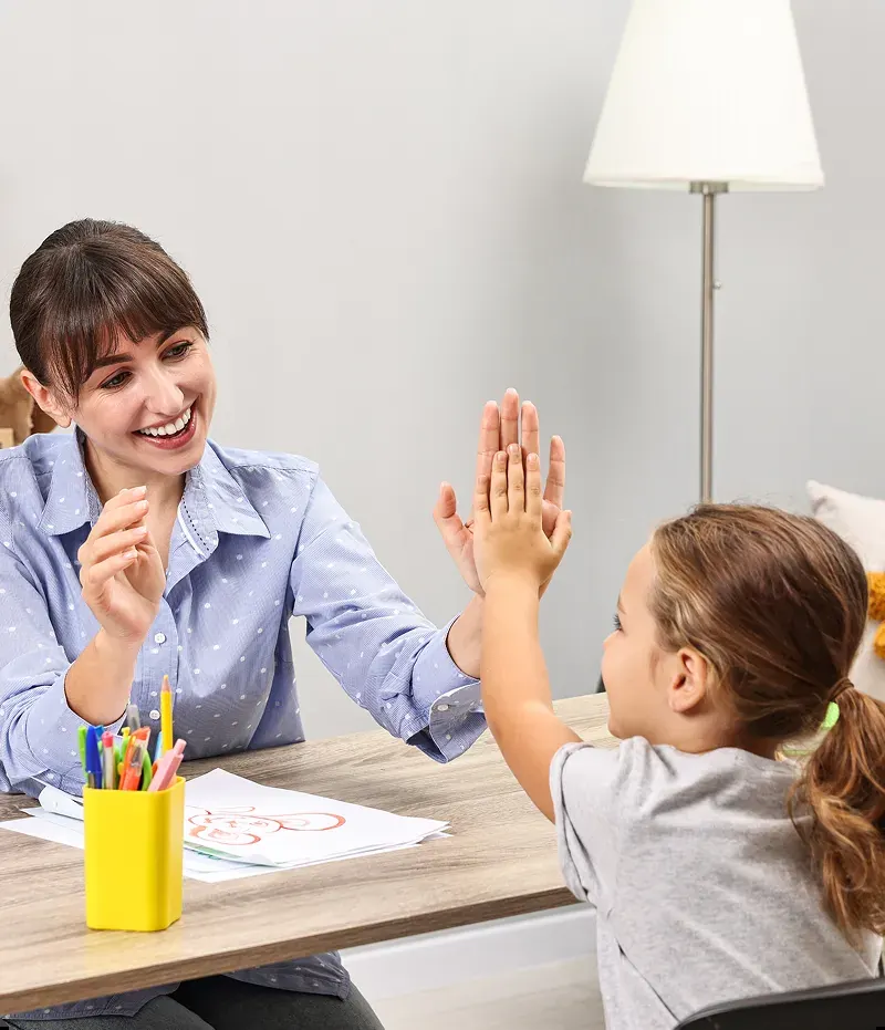 Una psicologa batte il cinque a una bambina