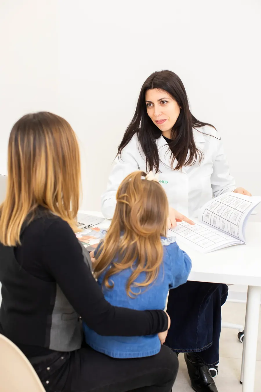 Una mamma con la sua bambina durante un colloquio con la psicologa
